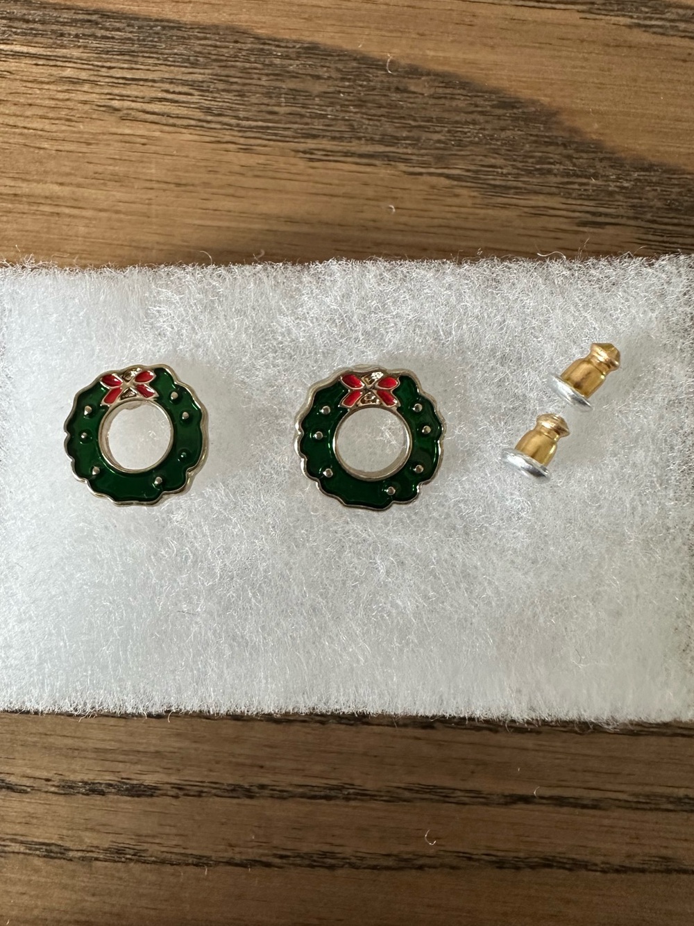 Vintage Christmas Wreath Enamel Stud Earrings Gold Tone Holiday